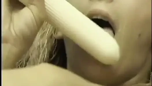 Serena marcus bückt sich auf dem sofa und fickt ihre fotze mit einem dildo