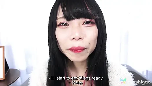 Zimmermädchen, caféangestellte miss Akane Okawa kommt, um ihre großen fetten titten zu zeigen