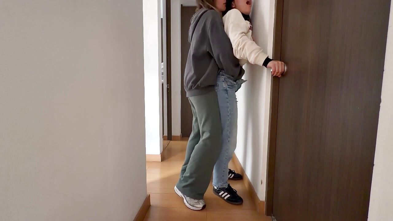 Lesbiyan hone ki tarah mahsoos hone vali bat ko abhivyakt karne ke lie ham ek doosre ko chhoote hain