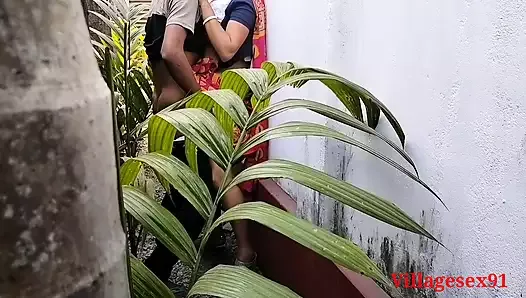 Уборка дома и в саду - секс с бенгальской женой в сари на улице (официальное видео от villagesex91)