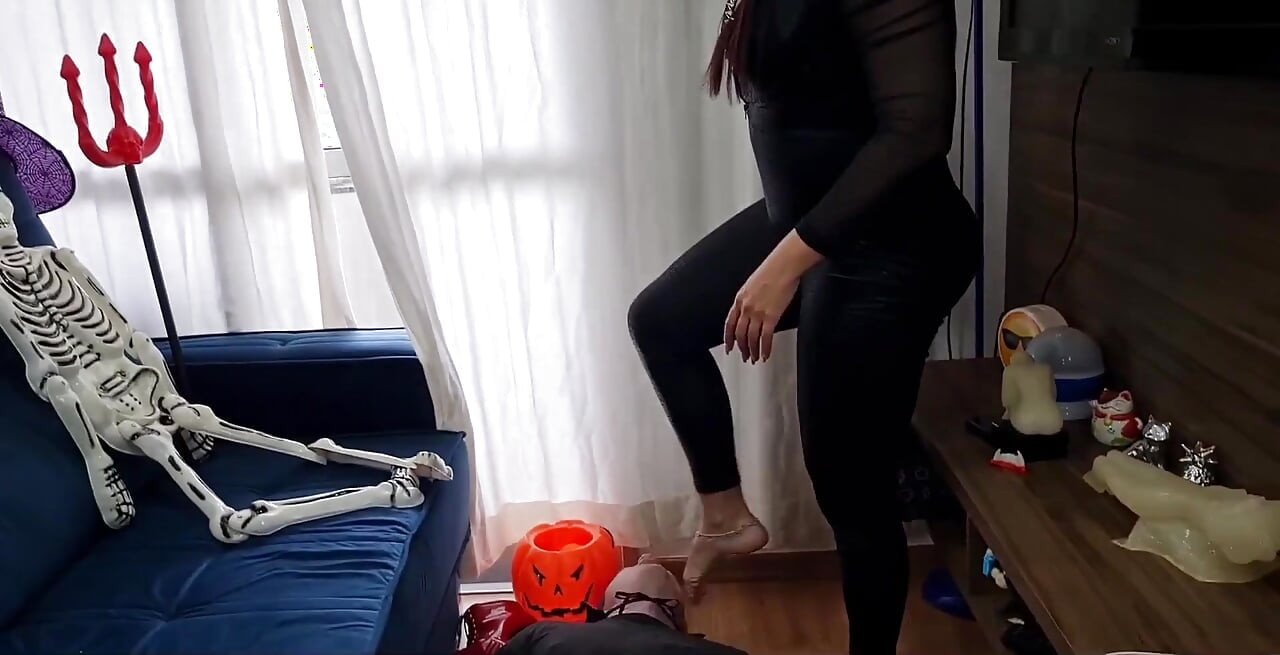 Dracula tries to bit Kiffa Witch but got his lesson