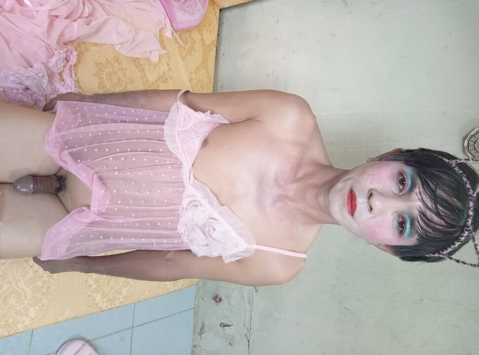 Oanh le transgender dengan jubah seksi lagi asik masturbasi memeknya