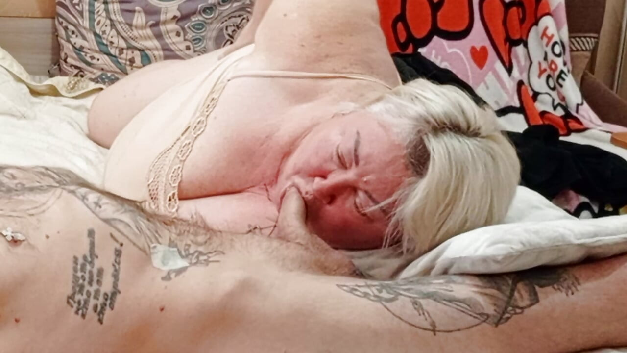Susjeda je lagana na nogama i puši mi kurac dok joj ne svršim u usta