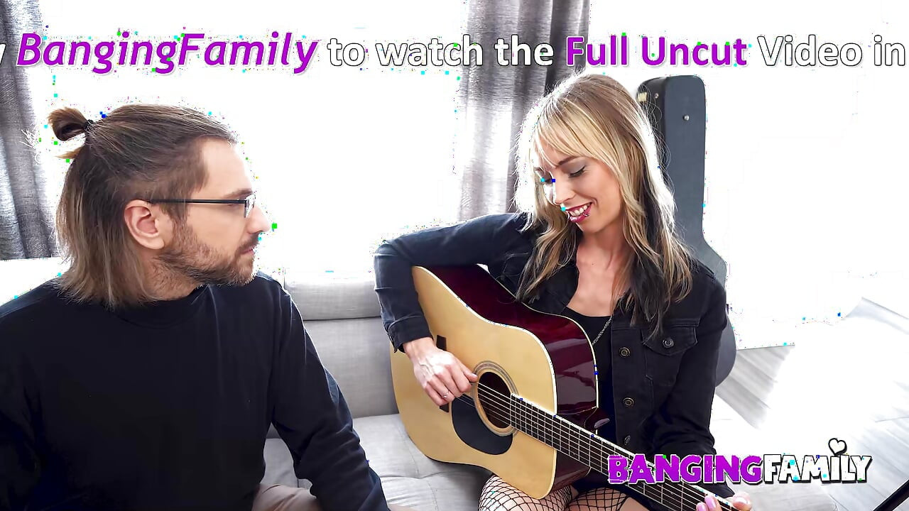 Banging family - minyon bir kız gitar çalarken üvey kardeşi tarafından sert sikiliyor