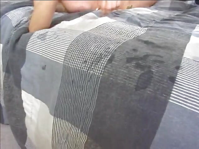 Piękna brunetka loszka dostaje jej cipkę wypełnioną gorącą trójkącią FMM