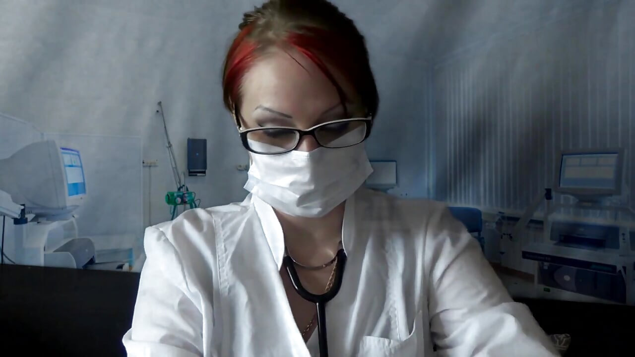 Doktor jede u medicinskoj maski i rukavicama