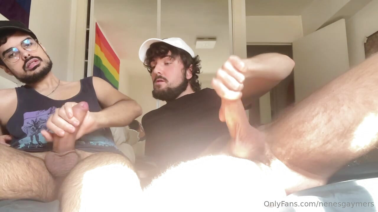 Birbirlerinin yarağını suklıyor ve çok boşalıyor