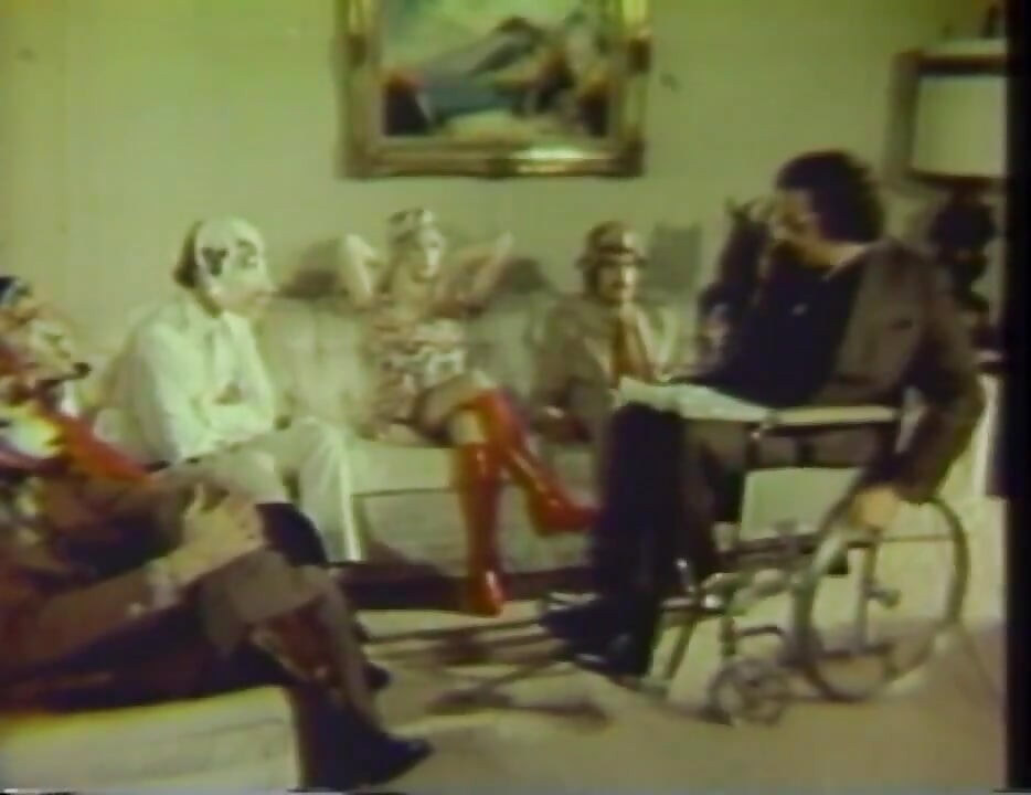 Lamiendo coño blanco y negro en el dormitorio