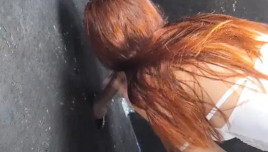 Eşim ilk kez Gloryhole kabinlerinde prezervatifsiz ve emiyor!