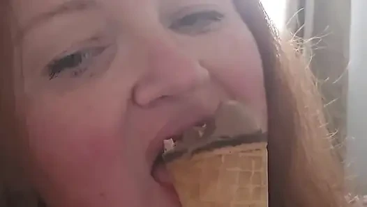 Eis zu essen, kann sehr sexy sein