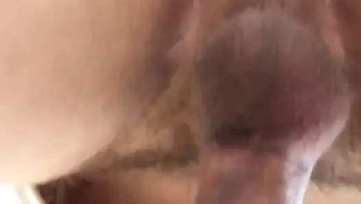 Onun horoz flop etrafında iken onu kıçından alır