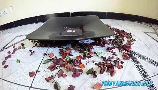 Sexy mädchen mit dicken titten pisst auf einem teller