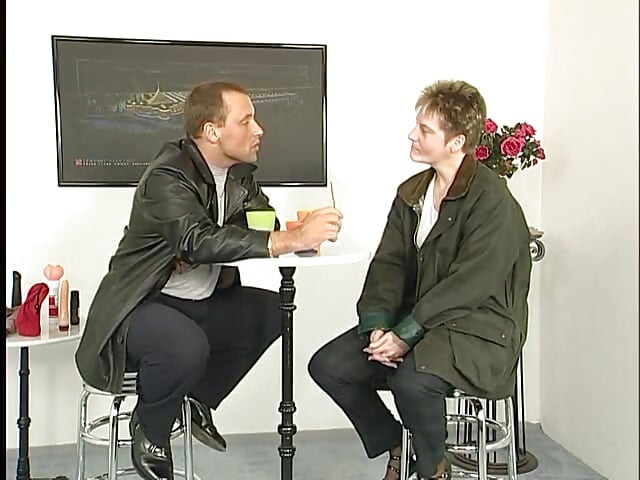 Chica gordita de pelo corto está jugando con su coño peludo en el casting