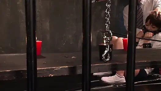 Hapishanede bağlı bir sürtük ile üçlü bdsm seansı