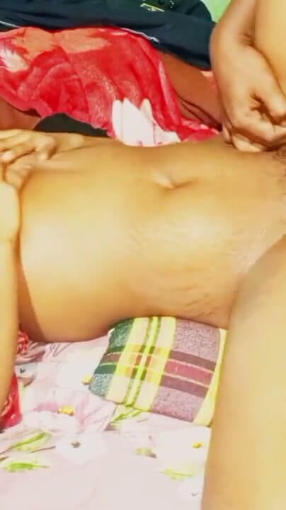 Bhabhi yatağa uzandı, pantolonumun fermuarını açtı, uzun sert sikimi ağzına aldı ve çok güzel emdi. | Bölüm 2