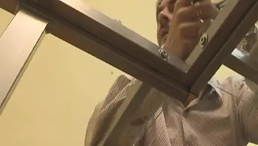 Versohltes französisches blondes schätzchen bekommt ihren arsch hart gebohrt