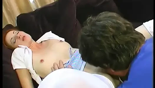Genç ateşli kız götüne bir yarak alıyor