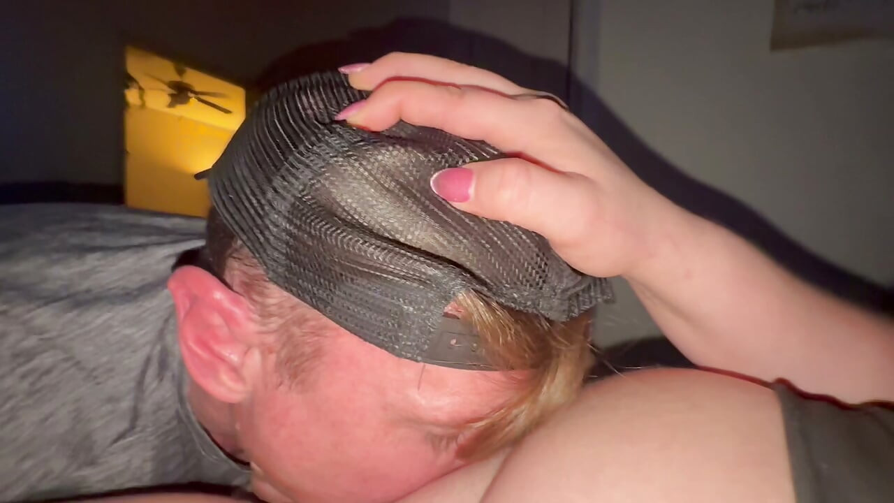 POV-amatööri nuolee pillua suihkuorgasmiin asti
