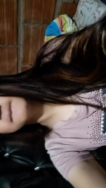 Influencer memamerkan payudaranya yang besar