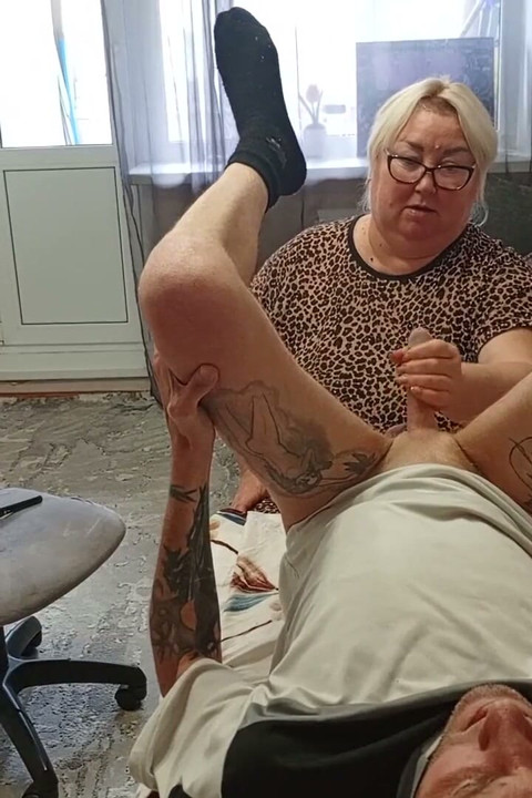 Stiefmoeder speelt met mijn lul met haar handen en mond totdat ik klaarkom