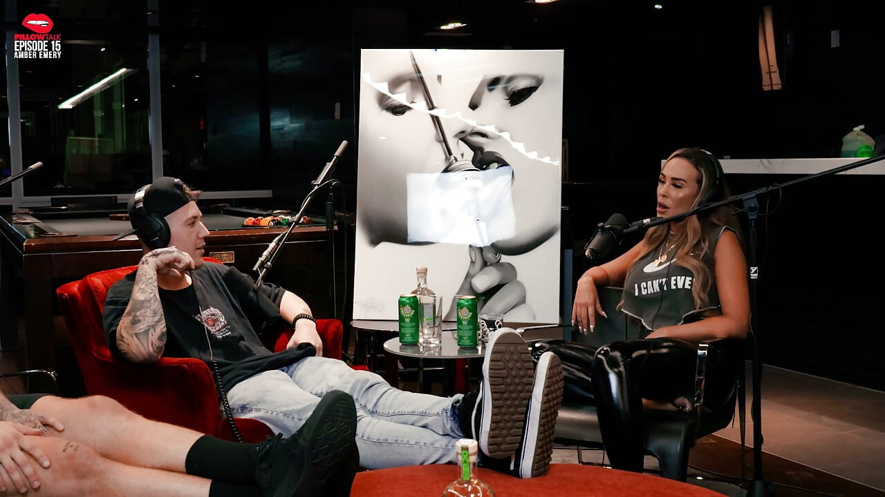 Amber Emery čichá dědu Popel a ukazuje její prsa