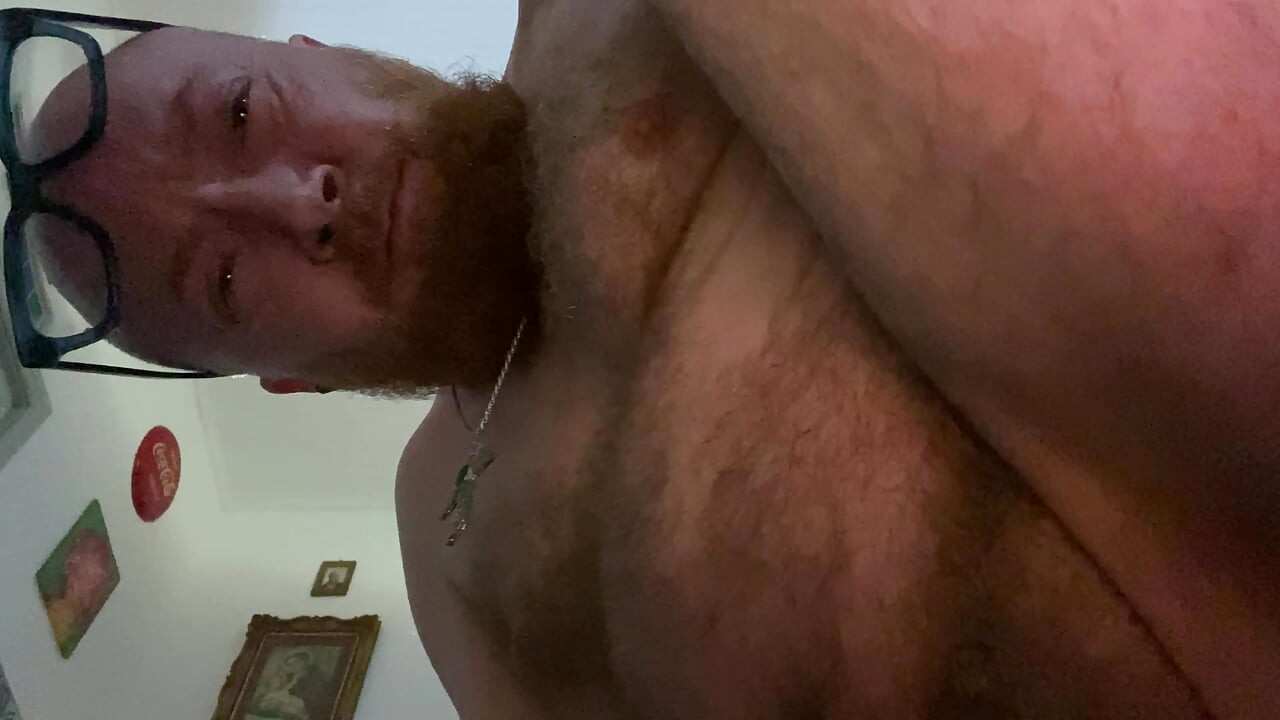 Absolut excitată, mi-am lucrat pula și coaiele din greu.4