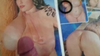 Masturbare și ejaculare peste o curvă porno masivă cu țâțe