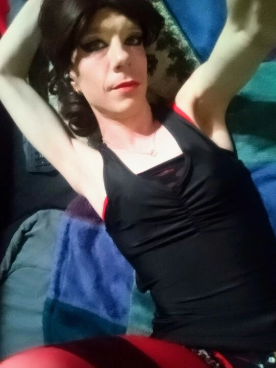 Η σέξι milf crossdresser Shauna Garnet κάνει παλλόμενο μασάζ προστάτη μέχρι την καυλωμένη τρύπα της.
