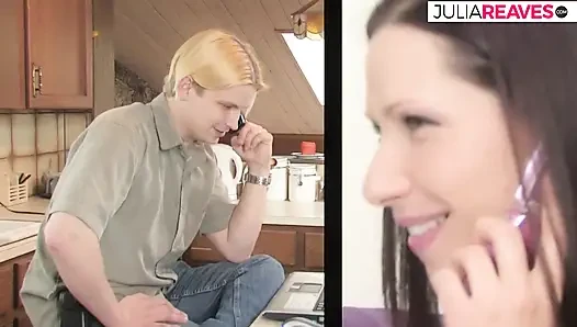 Blondes mädchen reitet einen riesigen schwanz wie ein star, nachdem sie die muschi geleckt hat