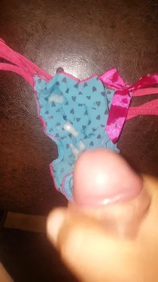 mavi tanga üzerinde cum