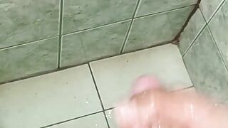 der mann unter der dusche masturbiert, bis er kommt - schau zu, wie es am ende ist