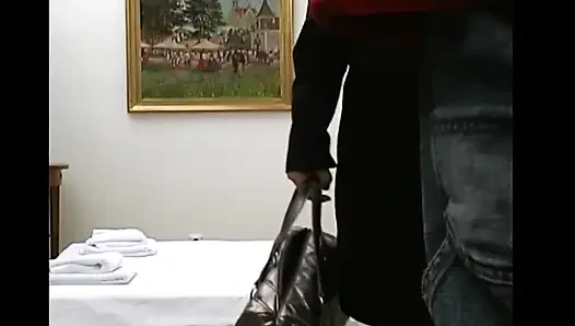 Cewek gemuk toket besar dientot habis-habisan sama kontol besar dengan kondom