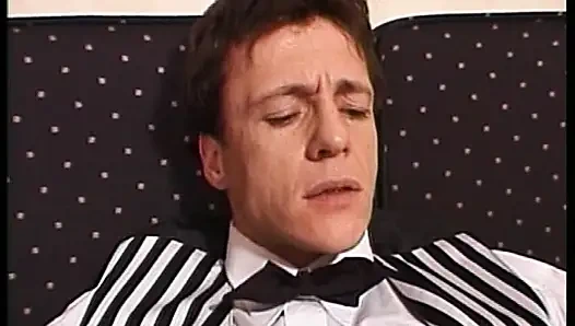 Сногсшибательная сучка с большими сиськами скачет на большом твердом члене и дрочит сиськами