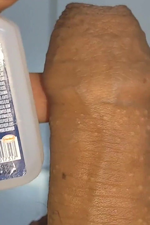 Super ljepilo na glaviću u kupaonici na poslu.