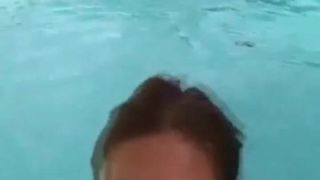 Sexo na piscina é sempre tão molhado