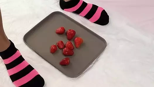 Aku menginjak-injak stroberi dengan kakiku dan kencing di dalamnya