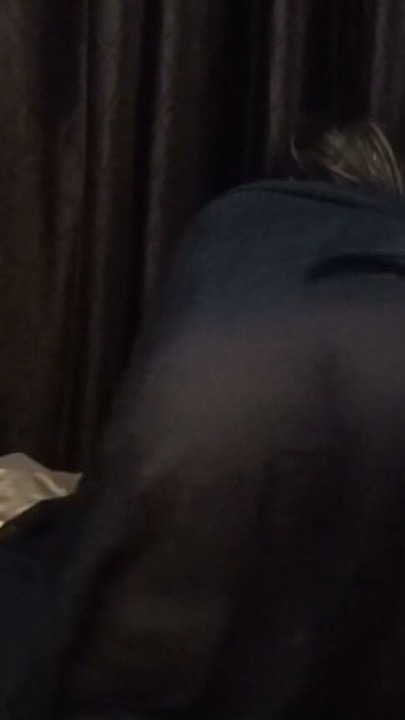 Desi 丰满女玩弄巨乳展示大屁股 Part 1 | 片段 1