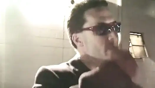 Kurvige ebenholz-schlampe wird von einem schwarzen hengst geritten, während er einen dildo in ihren arsch schiebt