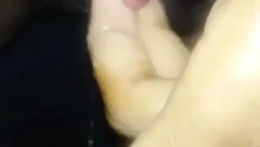 Yakın çekim büyük klitorisli kıllı ıslak amcığımı okşuyor