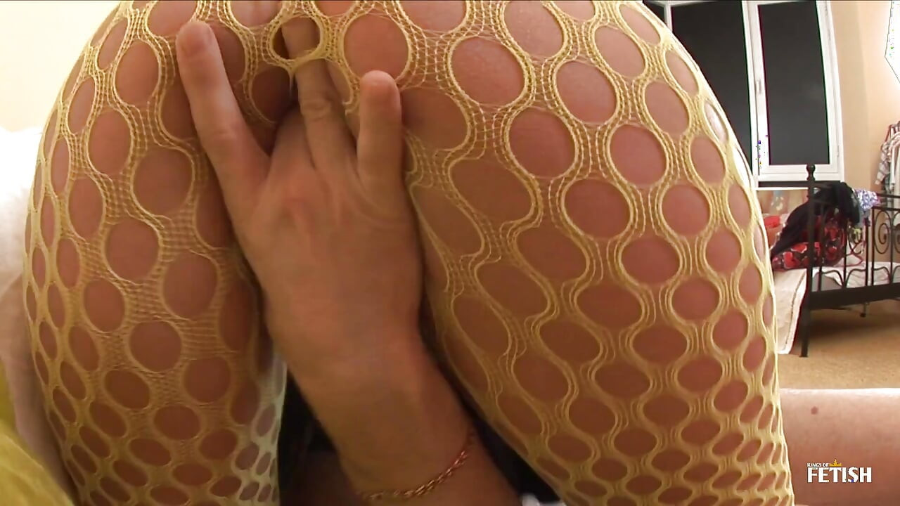 Con đĩ trẻ vú to trong lưới cá liều lượng lớn tay, thổi và boobjob
