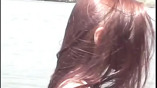 Gadis remaja saling ngentot pakai dildo di pantai