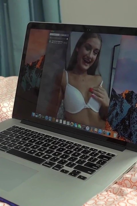 第一人称视角 - 钻孔娇小的阴户网络摄像头女孩Tiffany Tatum