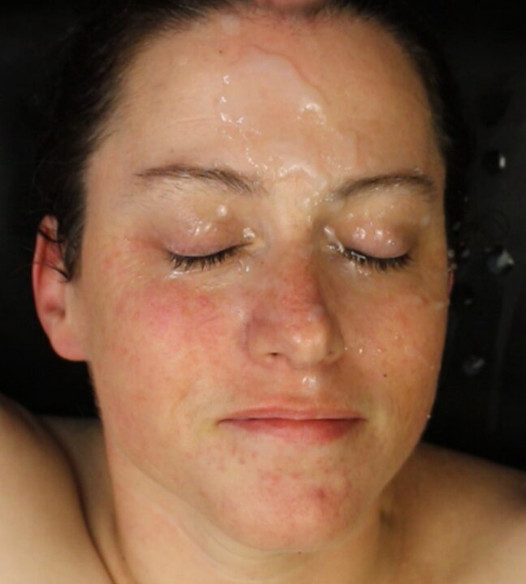 Elle adore les flaques d'eau sur son visage!