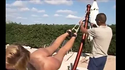 在游泳池里被鞭打