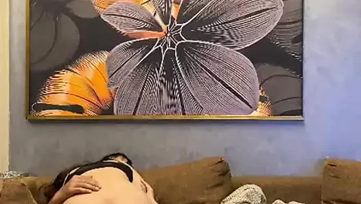 Sevimli Hintli evli kadın kocasıyla sikişiyor