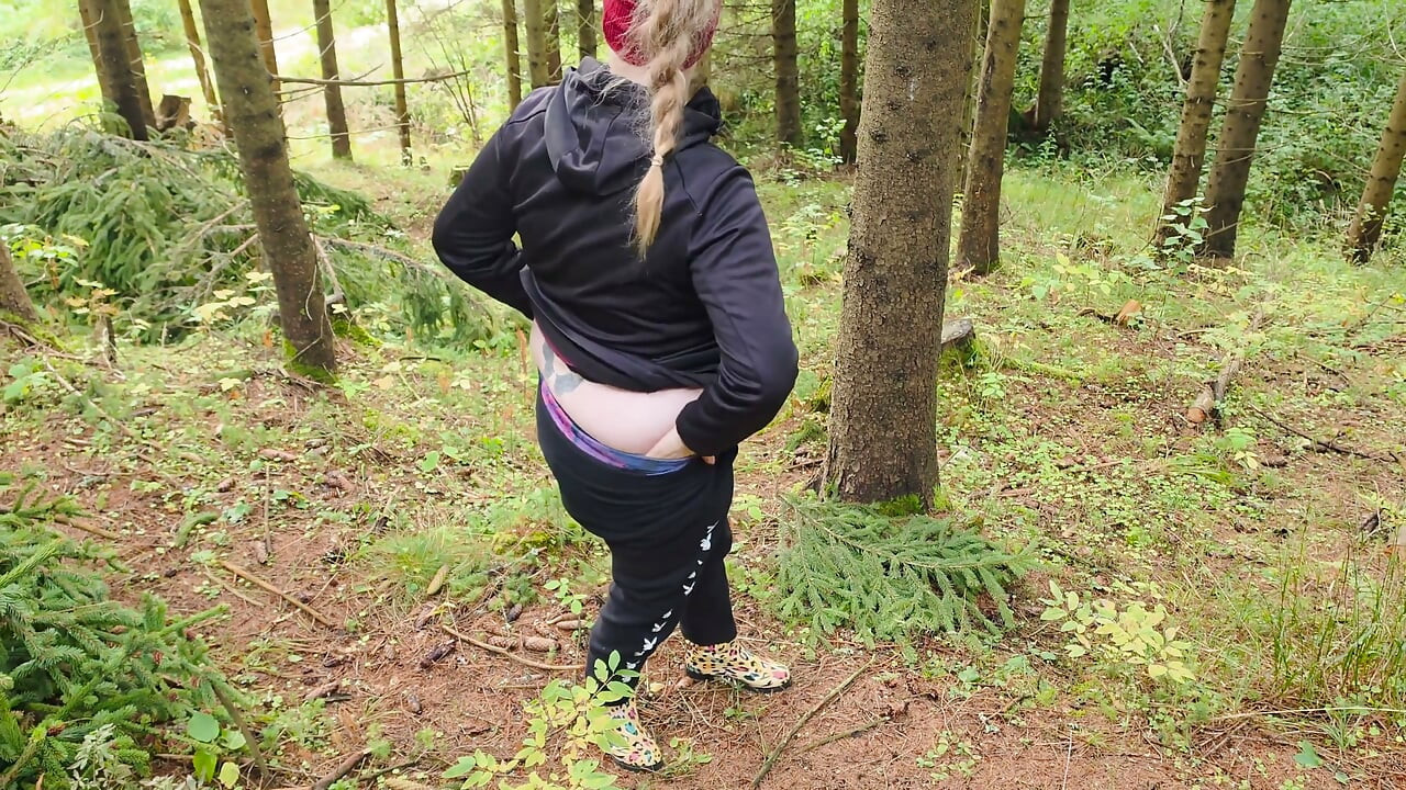 Kencing di hutan di luar ruangan - suamiku suka banget nontonin aku lagi kencing