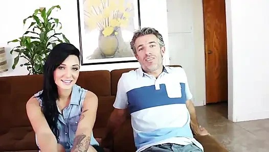 Ein reifer mann knallt unerbittlich eine heiße tätowierte brünette