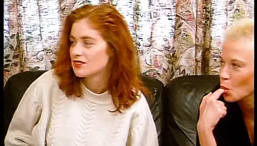 Красивая крошка с короткими волосами лижет мокрую пизду на кастинге.