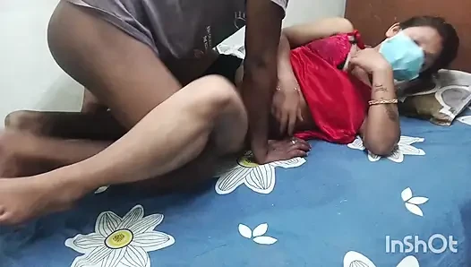 Vermieterin ruft ihren diener zur massage