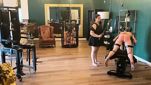 Dominatrix zindanında sidik sırılsıklam bağlı köleler